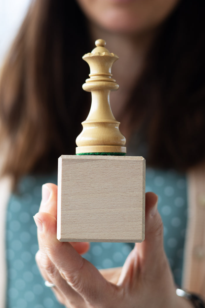 Copa de madera con figura de ajedrez: Alfil (13,5 cm)